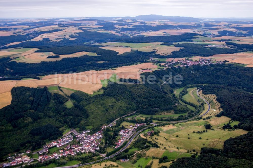 Luftaufnahme Heinzenhausen - Dorf - Ansicht am Rande von Feldern in Heinzenhausen im Bundesland Rheinland-Pfalz, Deutschland