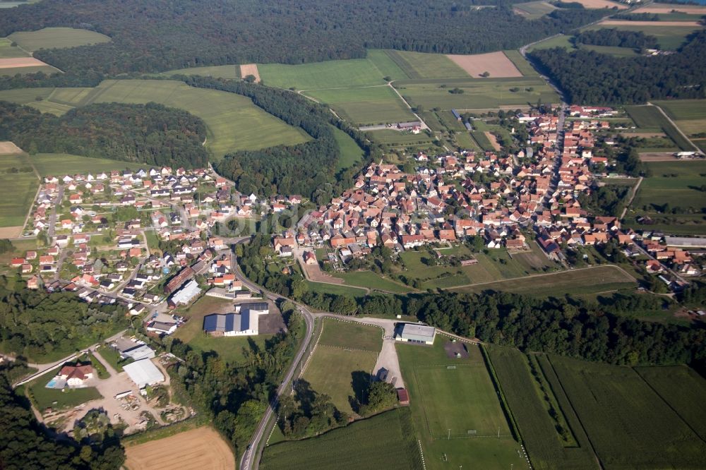 Luftaufnahme Herbsheim - Dorf - Ansicht am Rande von Feldern in Herbsheim in Grand Est, Frankreich