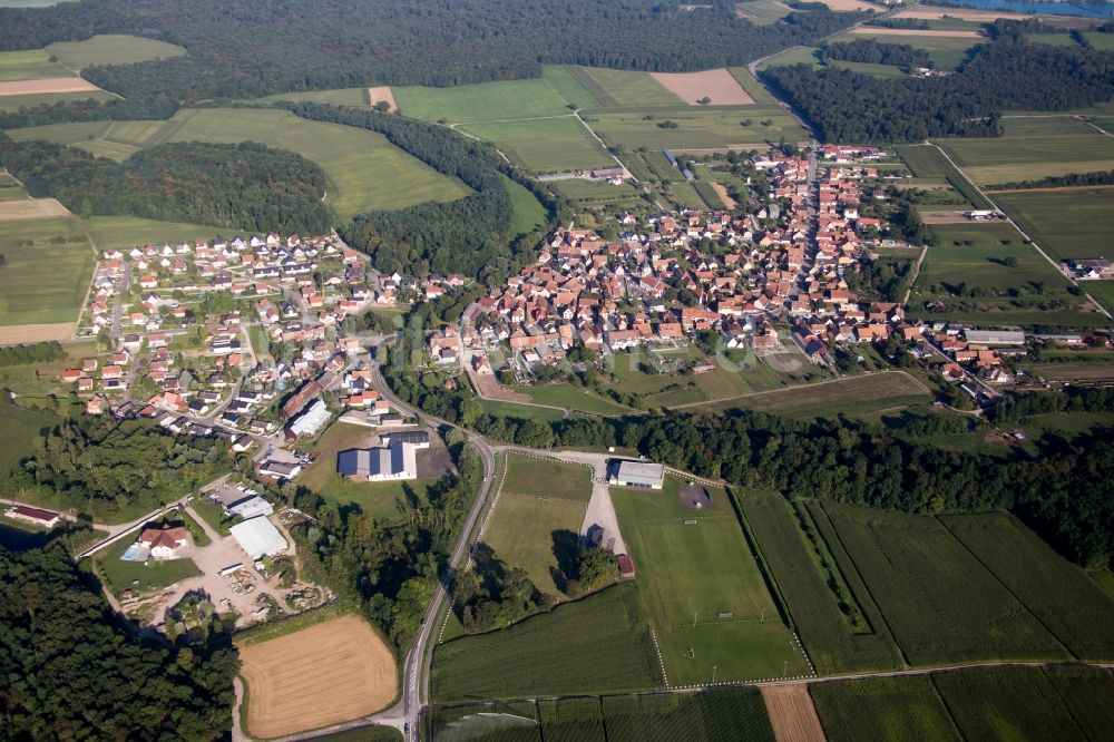 Herbsheim von oben - Dorf - Ansicht am Rande von Feldern in Herbsheim in Grand Est, Frankreich