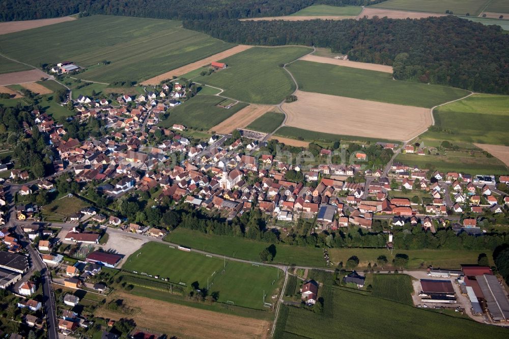 Herbsheim aus der Vogelperspektive: Dorf - Ansicht am Rande von Feldern in Herbsheim in Grand Est, Frankreich