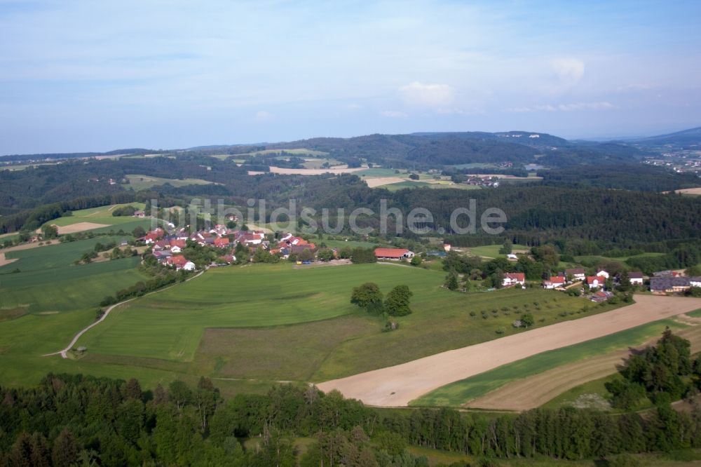 Herdwangen-Schönach von oben - Dorf - Ansicht am Rande von Feldern in Herdwangen-Schönach im Bundesland Baden-Württemberg, Deutschland