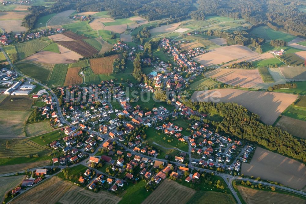 Herdwangen-Schönach aus der Vogelperspektive: Dorf - Ansicht am Rande von Feldern in Herdwangen-Schönach im Bundesland Baden-Württemberg, Deutschland