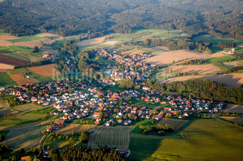 Luftaufnahme Herdwangen-Schönach - Dorf - Ansicht am Rande von Feldern in Herdwangen-Schönach im Bundesland Baden-Württemberg, Deutschland