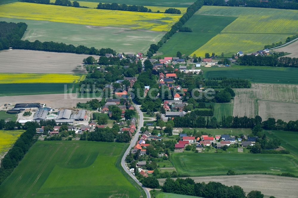 Luftaufnahme Herzfeld - Dorf - Ansicht am Rande von Feldern in Herzfeld im Bundesland Mecklenburg-Vorpommern, Deutschland