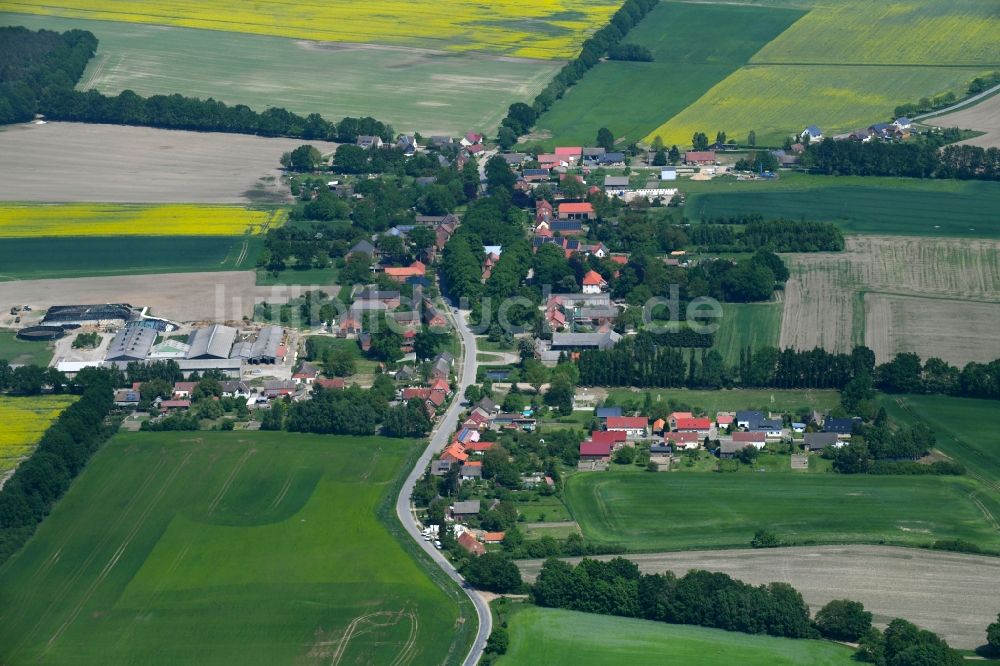 Herzfeld von oben - Dorf - Ansicht am Rande von Feldern in Herzfeld im Bundesland Mecklenburg-Vorpommern, Deutschland