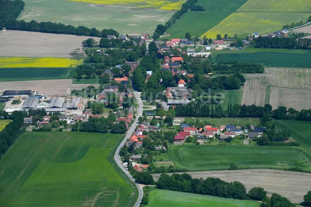 Herzfeld aus der Vogelperspektive: Dorf - Ansicht am Rande von Feldern in Herzfeld im Bundesland Mecklenburg-Vorpommern, Deutschland