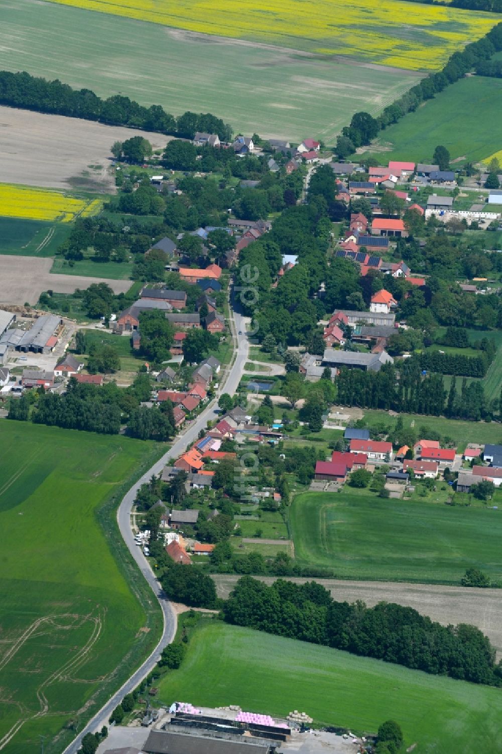 Luftaufnahme Herzfeld - Dorf - Ansicht am Rande von Feldern in Herzfeld im Bundesland Mecklenburg-Vorpommern, Deutschland