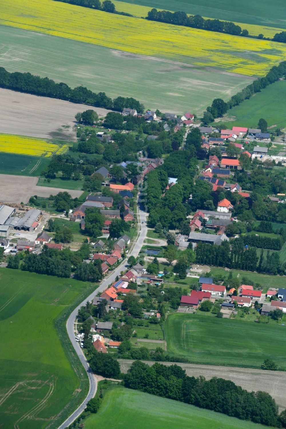 Herzfeld von oben - Dorf - Ansicht am Rande von Feldern in Herzfeld im Bundesland Mecklenburg-Vorpommern, Deutschland