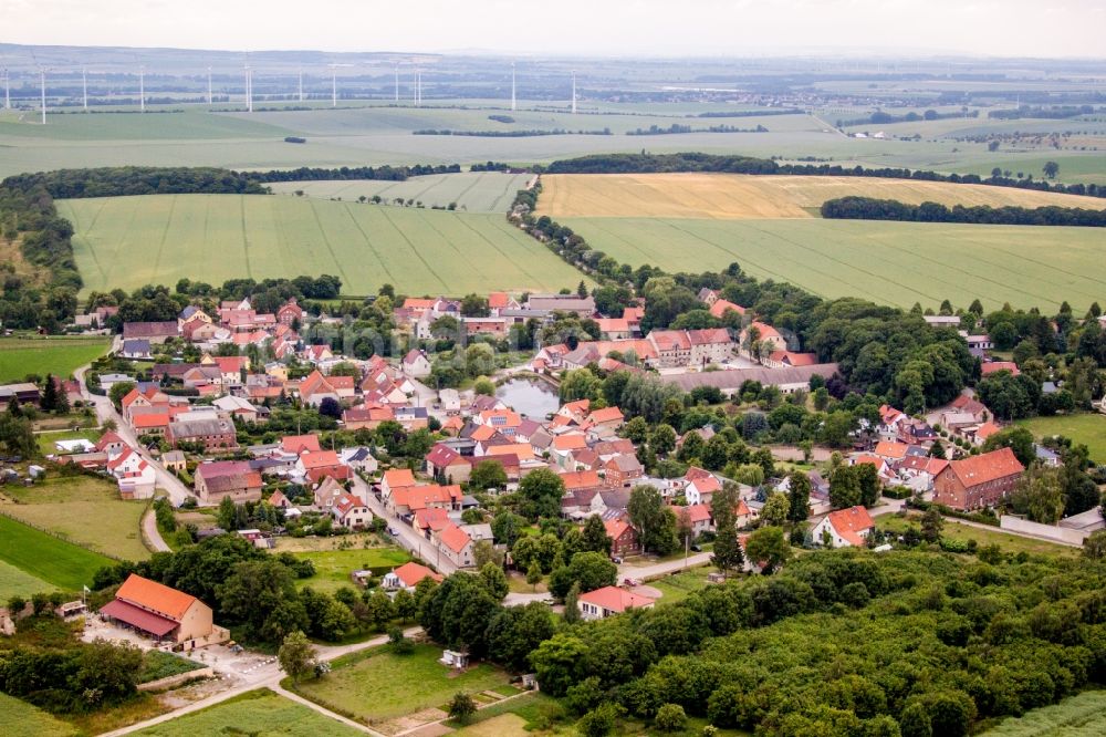 Heteborn von oben - Dorf - Ansicht am Rande von Feldern in Heteborn im Bundesland Sachsen-Anhalt, Deutschland