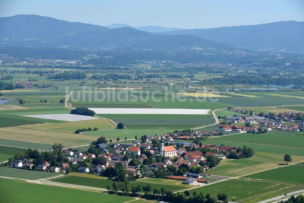 Hettenkofen aus der Vogelperspektive: Dorf - Ansicht am Rande von Feldern in Hettenkofen im Bundesland Bayern, Deutschland