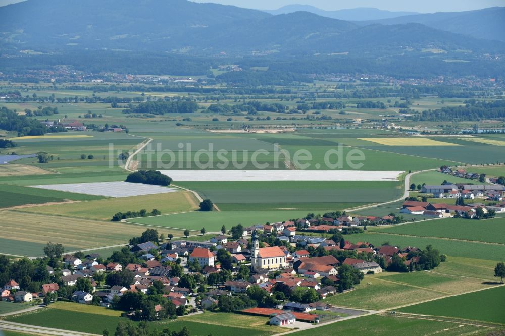 Luftaufnahme Hettenkofen - Dorf - Ansicht am Rande von Feldern in Hettenkofen im Bundesland Bayern, Deutschland