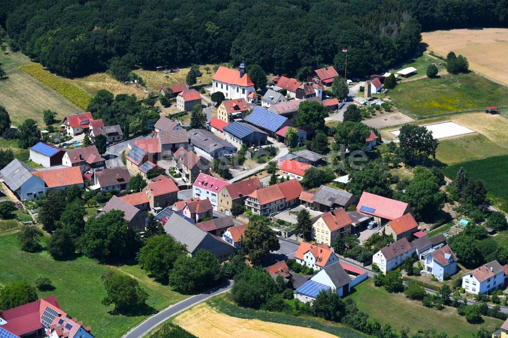 Hilpertshausen aus der Vogelperspektive: Dorf - Ansicht am Rande von Feldern in Hilpertshausen im Bundesland Bayern, Deutschland