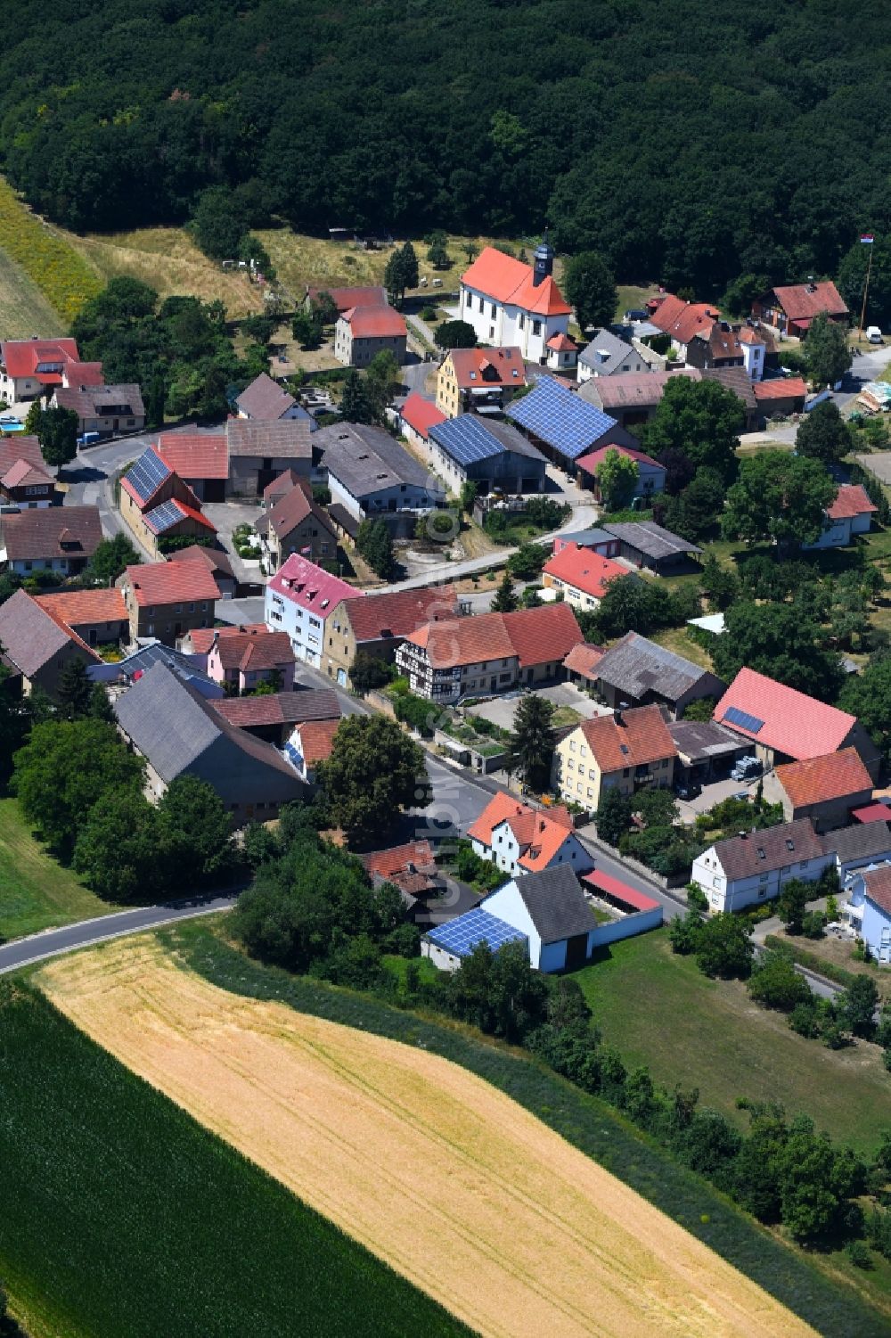 Luftbild Hilpertshausen - Dorf - Ansicht am Rande von Feldern in Hilpertshausen im Bundesland Bayern, Deutschland