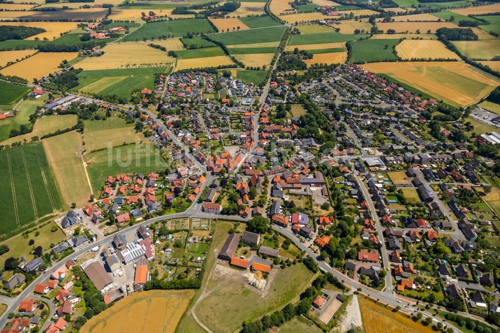 Luftaufnahme Hoetmar - Dorf - Ansicht am Rande von Feldern in Hoetmar im Bundesland Nordrhein-Westfalen, Deutschland