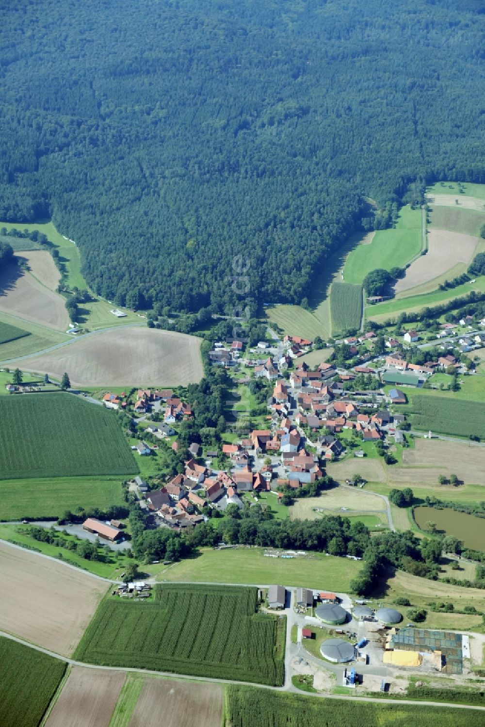 Hohnhausen von oben - Dorf - Ansicht am Rande von Feldern in Hohnhausen im Bundesland Bayern, Deutschland