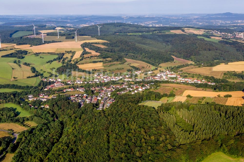 Hoof aus der Vogelperspektive: Dorf - Ansicht am Rande von Feldern in Hoof im Bundesland Saarland, Deutschland