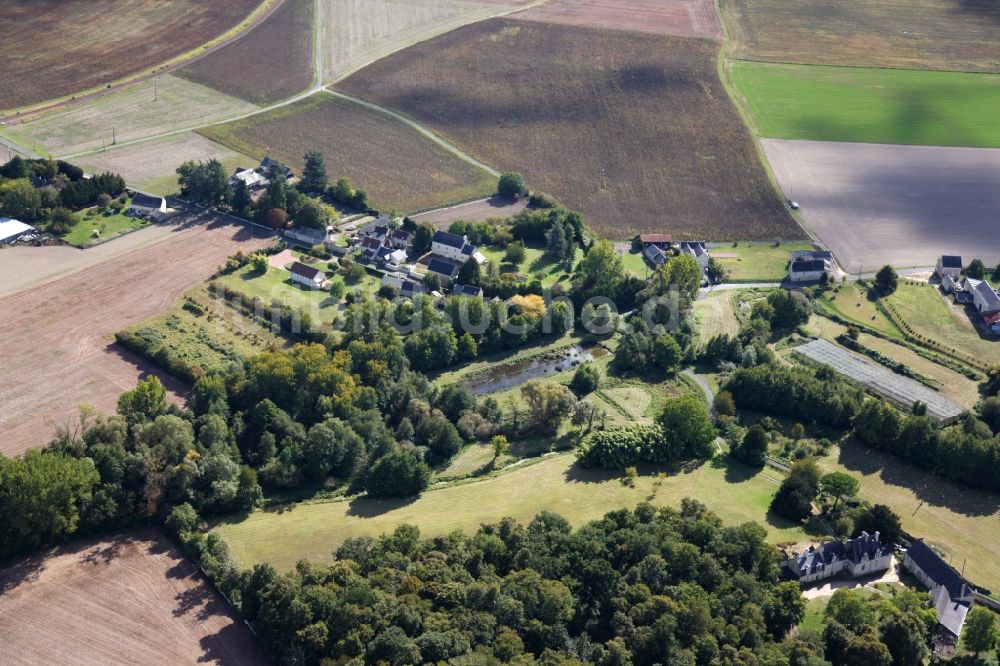 Luftbild Huismes - Dorf - Ansicht am Rande von Feldern in Huismes in Centre-Val de Loire, Frankreich