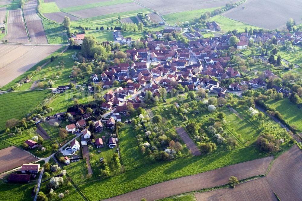 Luftaufnahme Hunspach - Dorf - Ansicht am Rande von Feldern in Hunspach in Grand Est, Frankreich