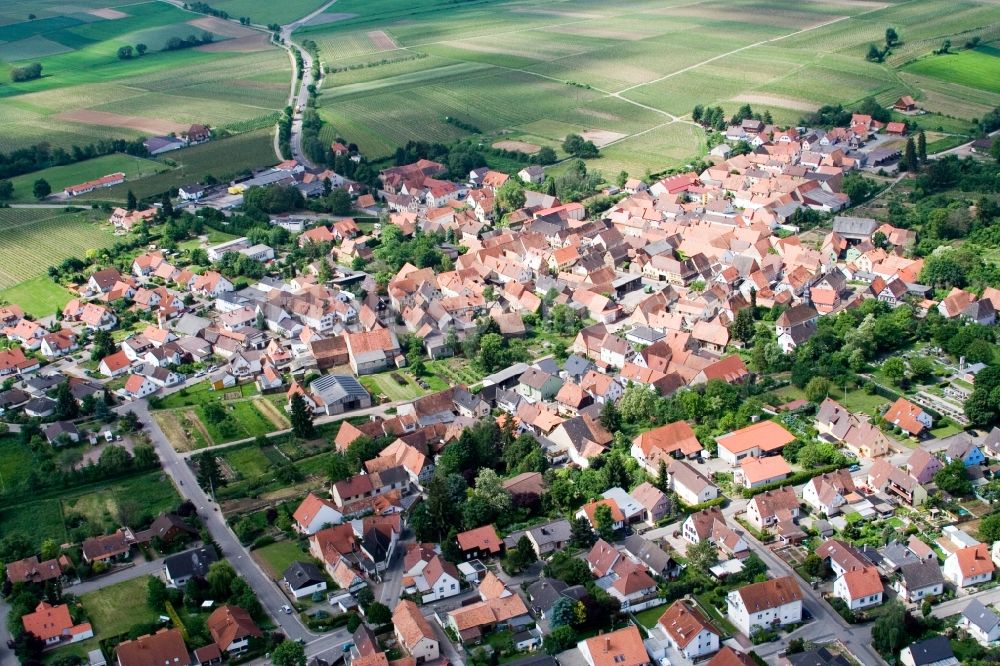 Impflingen von oben - Dorf - Ansicht am Rande von Feldern in Impflingen im Bundesland Rheinland-Pfalz