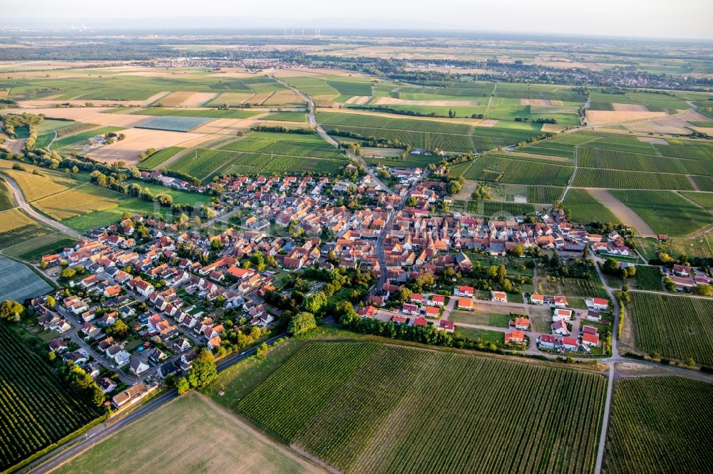 Luftaufnahme Impflingen - Dorf - Ansicht am Rande von Feldern in Impflingen im Bundesland Rheinland-Pfalz, Deutschland