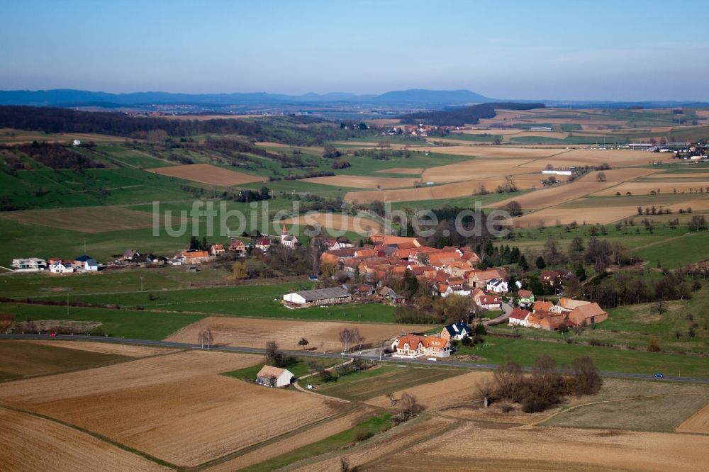 Luftbild Issenhausen - Dorf - Ansicht am Rande von Feldern in Issenhausen in Grand Est, Frankreich