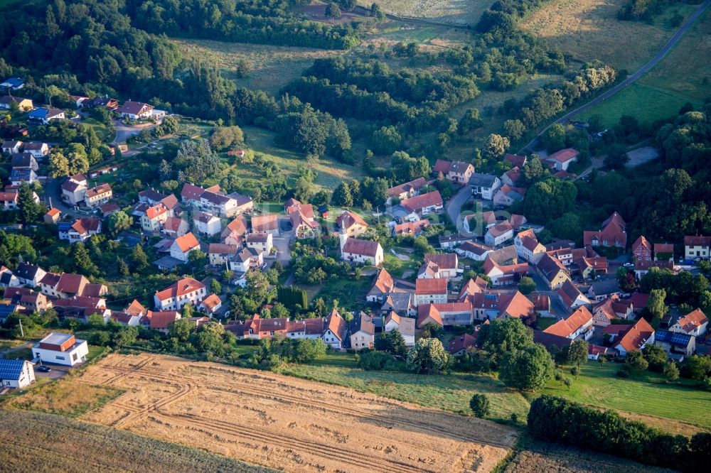 Luftaufnahme Jakobsweiler - Dorf - Ansicht am Rande von Feldern in Jakobsweiler im Bundesland Rheinland-Pfalz, Deutschland