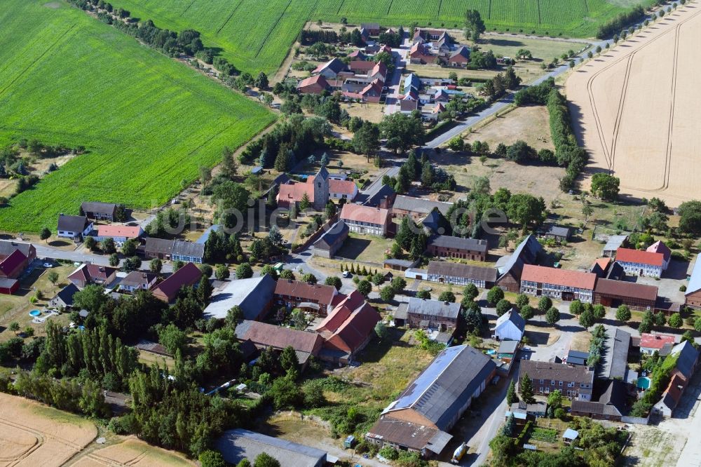 Luftaufnahme Kahrstedt - Dorf - Ansicht am Rande von Feldern in Kahrstedt im Bundesland Sachsen-Anhalt, Deutschland