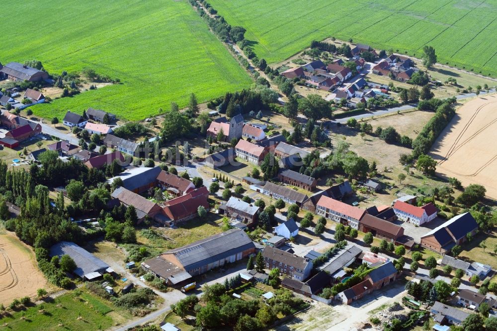 Kahrstedt von oben - Dorf - Ansicht am Rande von Feldern in Kahrstedt im Bundesland Sachsen-Anhalt, Deutschland