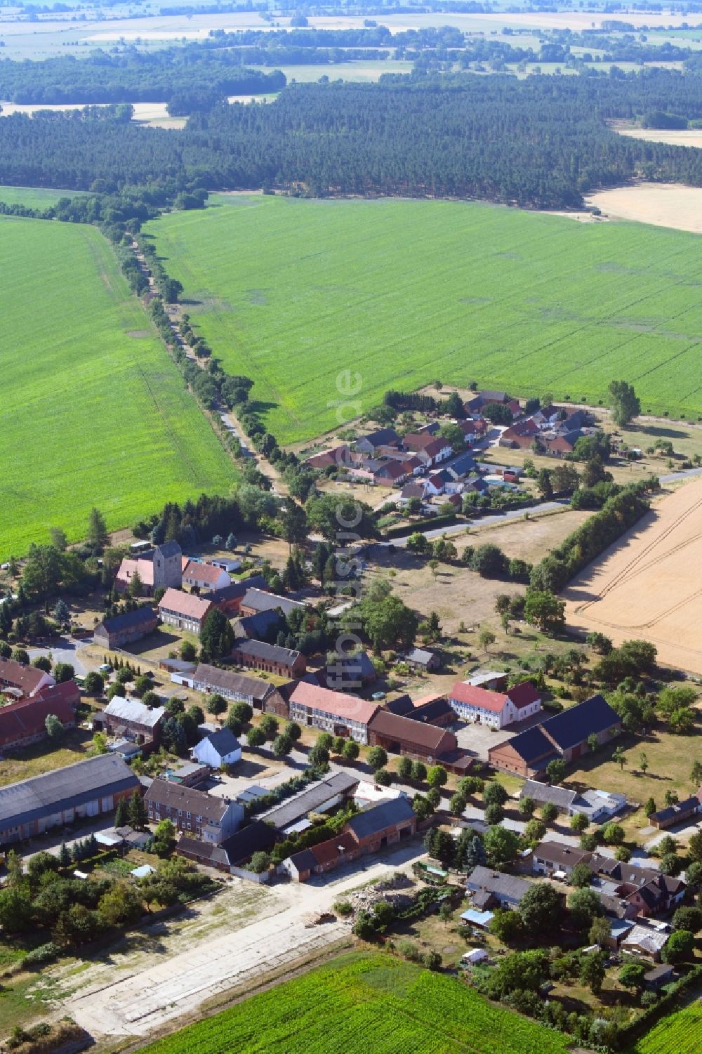 Kahrstedt aus der Vogelperspektive: Dorf - Ansicht am Rande von Feldern in Kahrstedt im Bundesland Sachsen-Anhalt, Deutschland