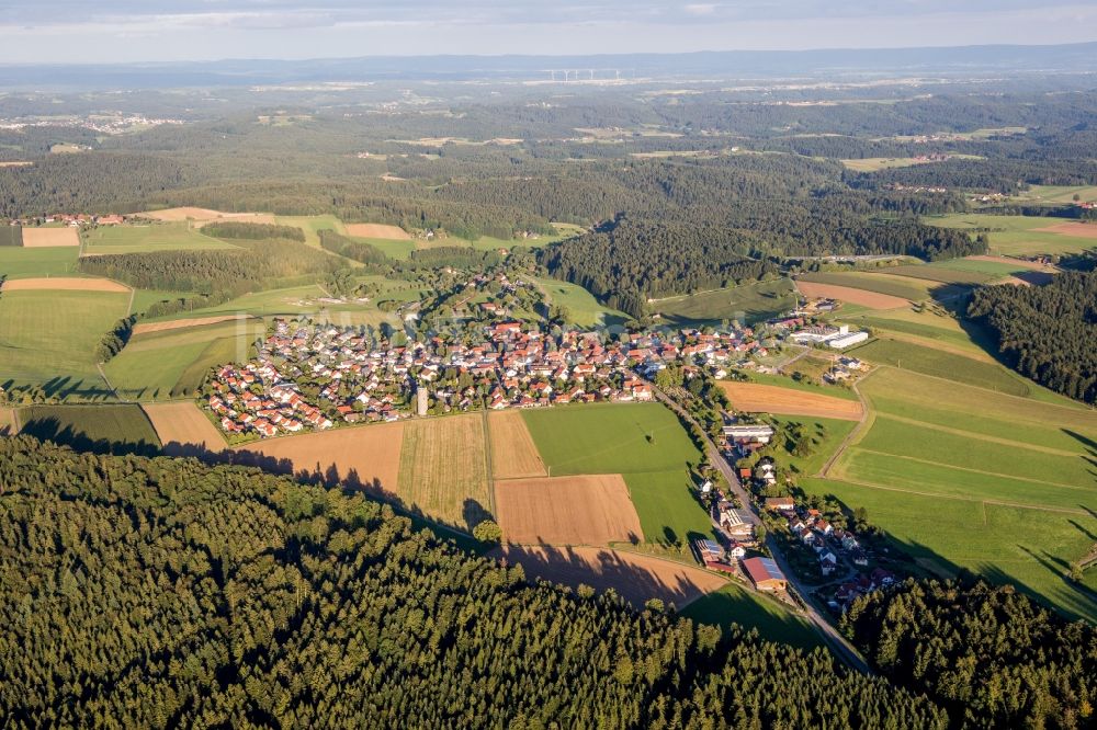 Kaisersbach von oben - Dorf - Ansicht am Rande von Feldern in Kaisersbach im Bundesland Baden-Württemberg, Deutschland