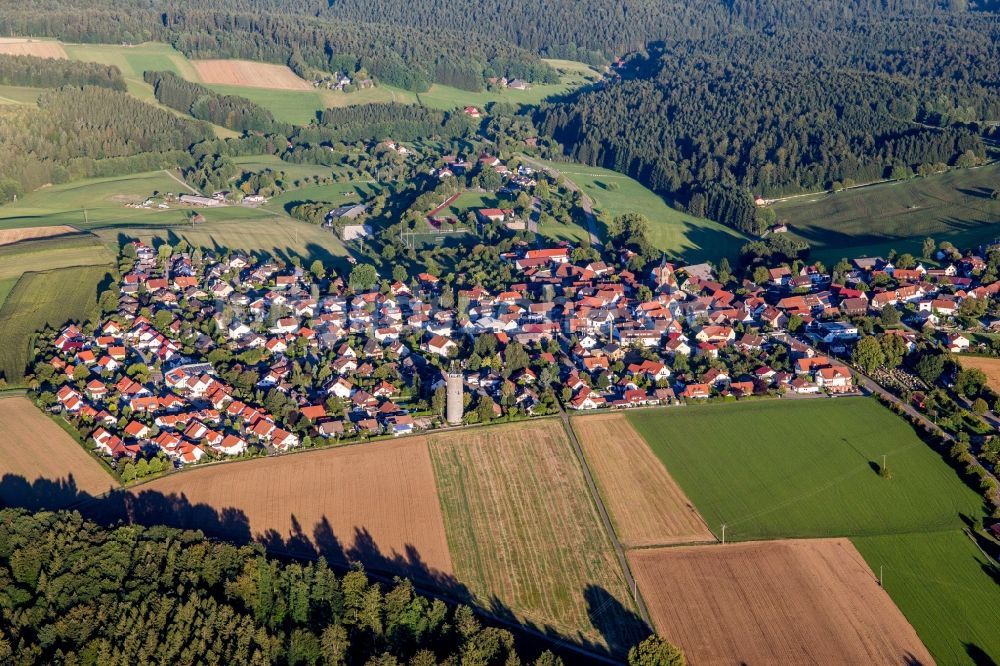 Kaisersbach aus der Vogelperspektive: Dorf - Ansicht am Rande von Feldern in Kaisersbach im Bundesland Baden-Württemberg, Deutschland