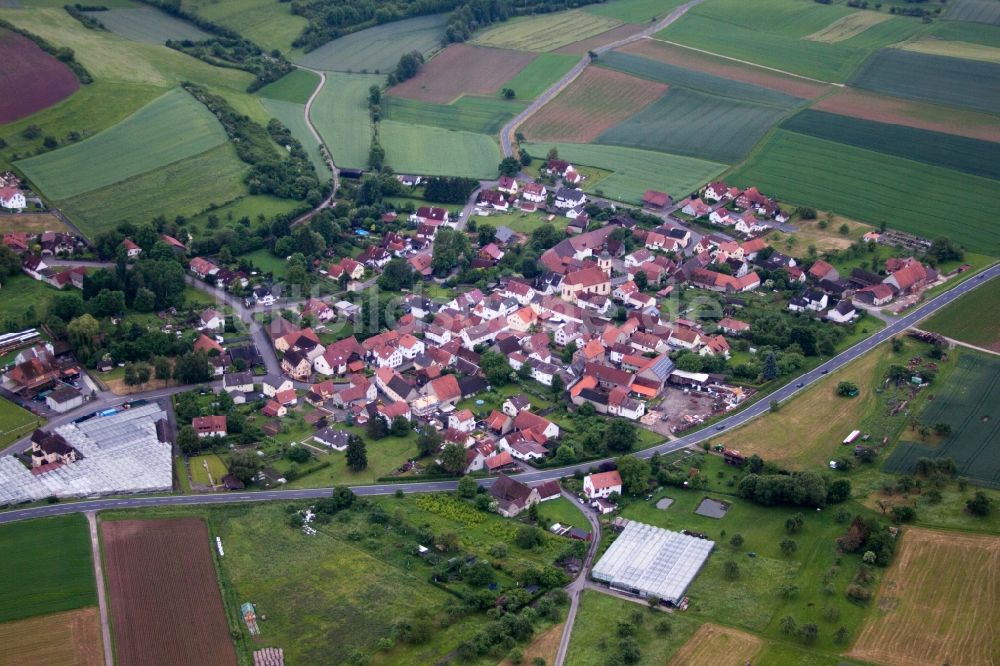 Karsbach von oben - Dorf - Ansicht am Rande von Feldern in Karsbach im Bundesland Bayern, Deutschland