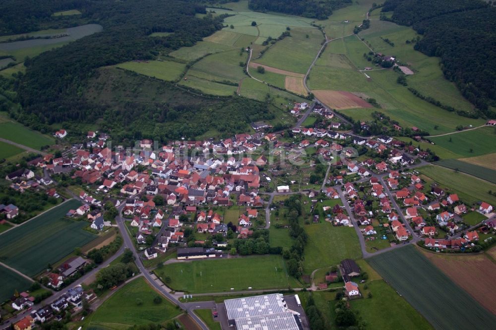 Luftbild Karsbach - Dorf - Ansicht am Rande von Feldern in Karsbach im Bundesland Bayern, Deutschland