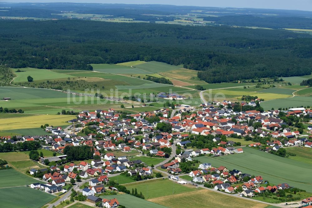 Luftaufnahme Kasing - Dorf - Ansicht am Rande von Feldern in Kasing im Bundesland Bayern, Deutschland