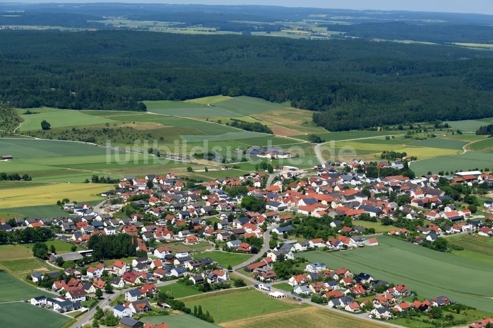 Kasing von oben - Dorf - Ansicht am Rande von Feldern in Kasing im Bundesland Bayern, Deutschland