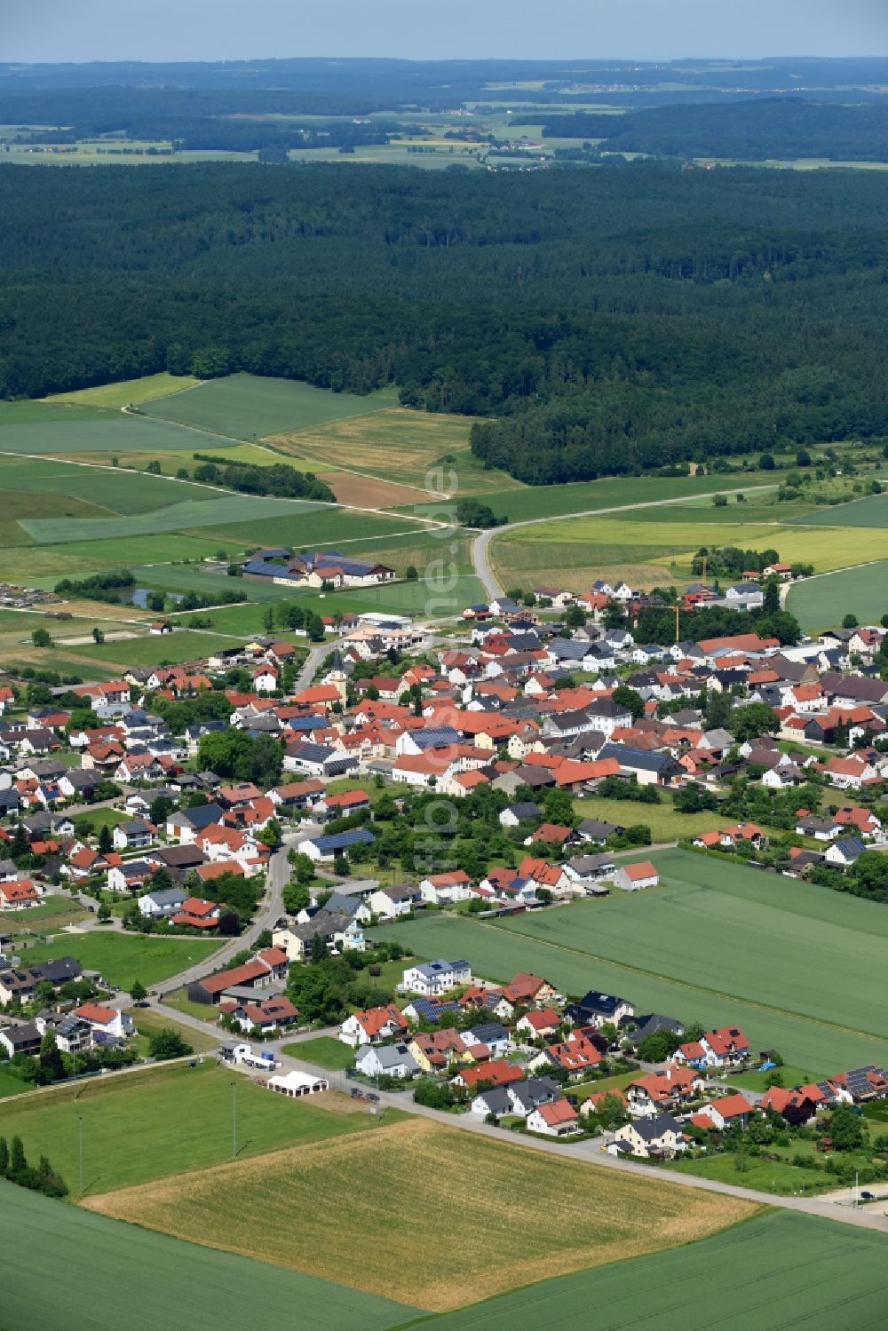 Kasing aus der Vogelperspektive: Dorf - Ansicht am Rande von Feldern in Kasing im Bundesland Bayern, Deutschland