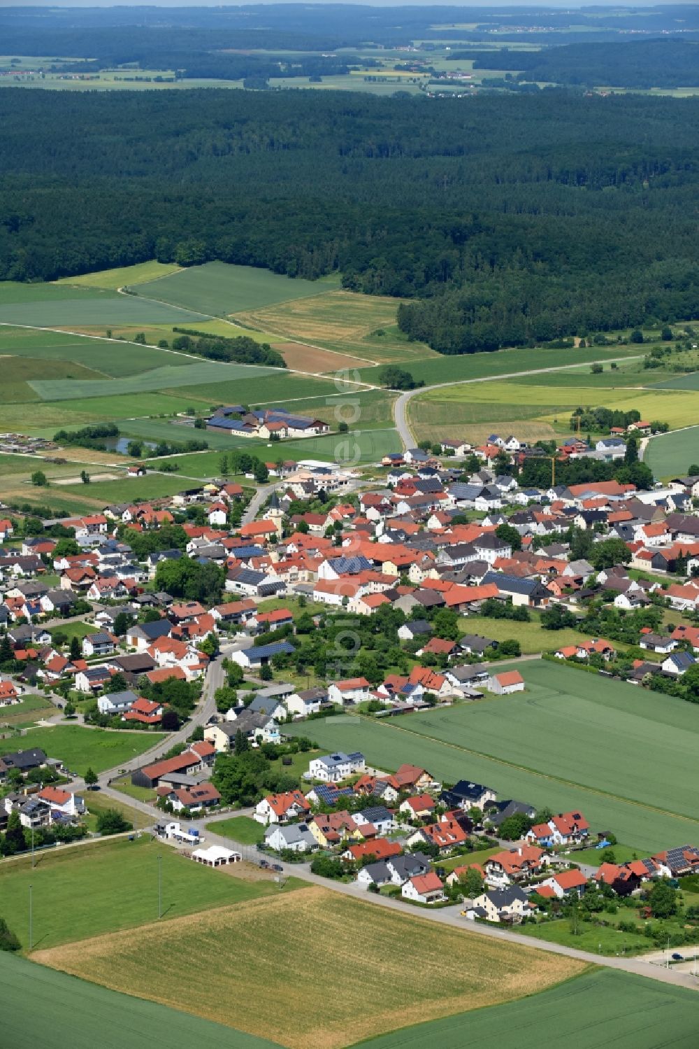 Luftbild Kasing - Dorf - Ansicht am Rande von Feldern in Kasing im Bundesland Bayern, Deutschland