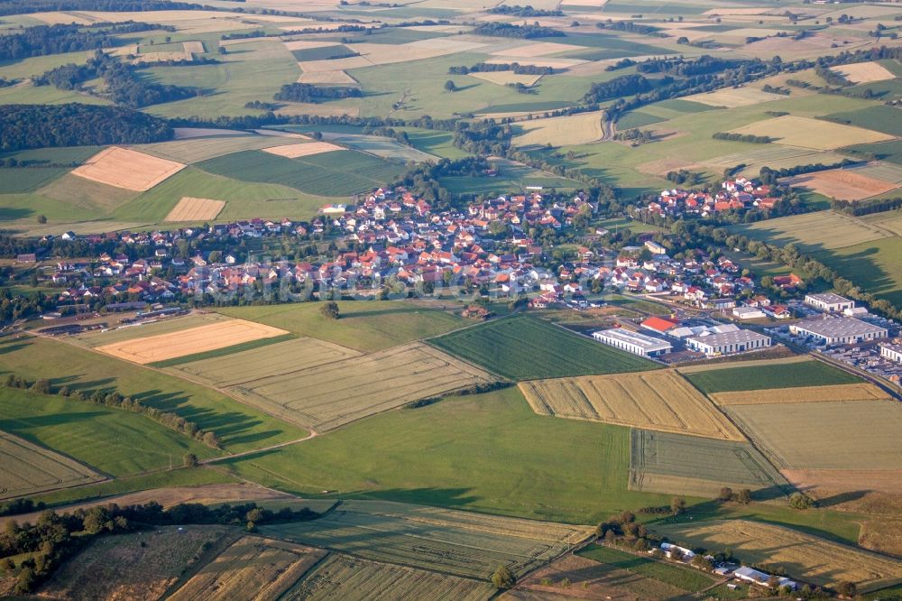 Kefenrod aus der Vogelperspektive: Dorf - Ansicht am Rande von Feldern in Kefenrod im Bundesland Hessen, Deutschland