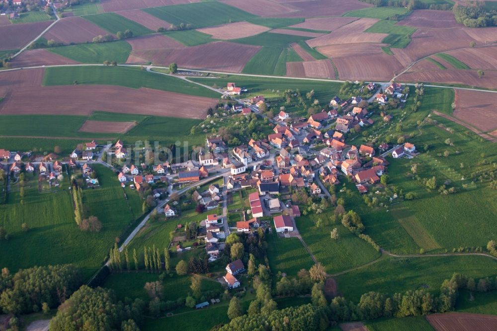 Keffenach von oben - Dorf - Ansicht am Rande von Feldern in Keffenach in Grand Est, Frankreich