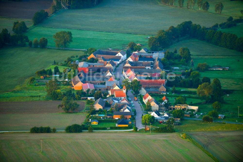 Kerchau von oben - Dorf - Ansicht am Rande von Feldern in Kerchau im Bundesland Sachsen-Anhalt, Deutschland