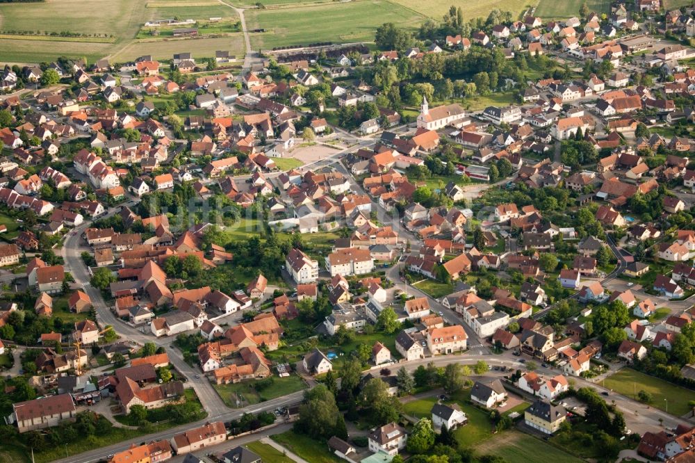 Kilstett aus der Vogelperspektive: Dorf - Ansicht am Rande von Feldern in Kilstett in Grand Est, Frankreich