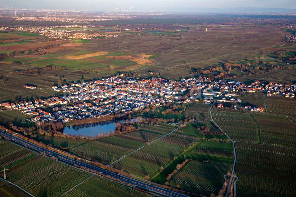 Luftbild Kirrweiler (Pfalz) - Dorf - Ansicht am Rande von Feldern in Kirrweiler (Pfalz) im Bundesland Rheinland-Pfalz, Deutschland