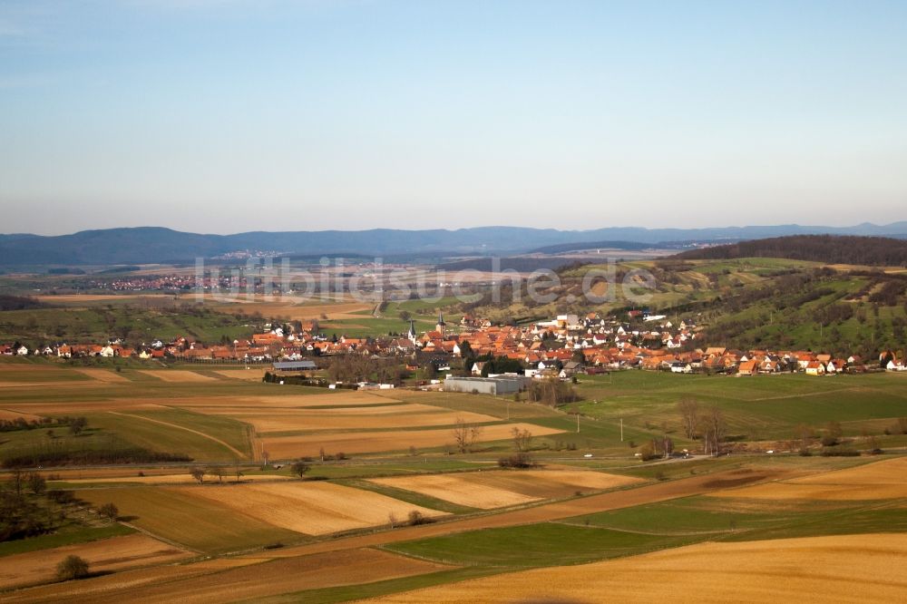 Kirrwiller von oben - Dorf - Ansicht am Rande von Feldern in Kirrwiller in Grand Est, Frankreich