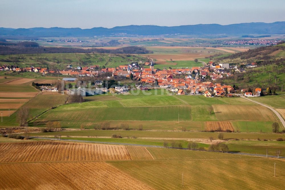 Kirrwiller aus der Vogelperspektive: Dorf - Ansicht am Rande von Feldern in Kirrwiller in Grand Est, Frankreich