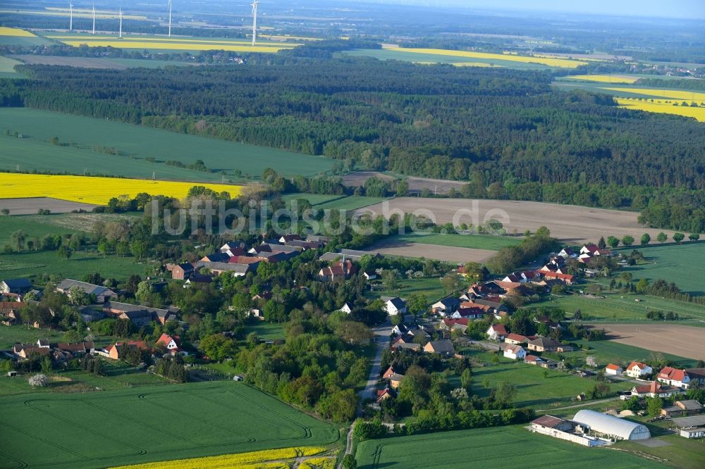 Klein Gartz aus der Vogelperspektive: Dorf - Ansicht am Rande von Feldern in Klein Gartz im Bundesland Sachsen-Anhalt, Deutschland