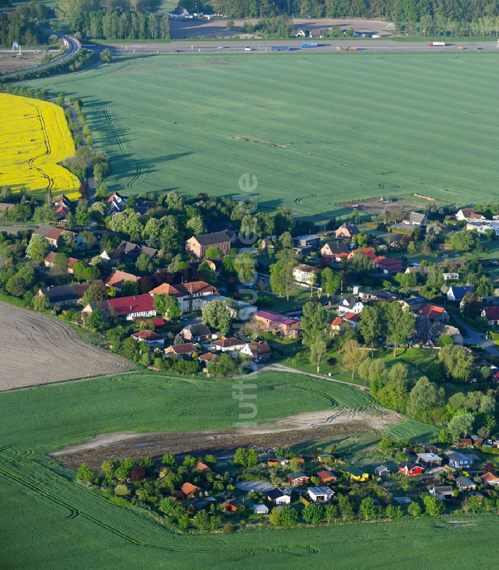 Klein-Ziethen von oben - Dorf - Ansicht am Rande von Feldern in Klein-Ziethen im Bundesland Brandenburg, Deutschland