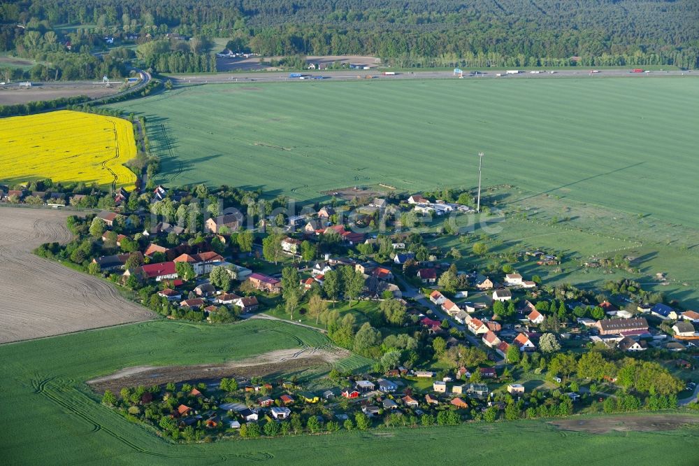 Klein-Ziethen aus der Vogelperspektive: Dorf - Ansicht am Rande von Feldern in Klein-Ziethen im Bundesland Brandenburg, Deutschland