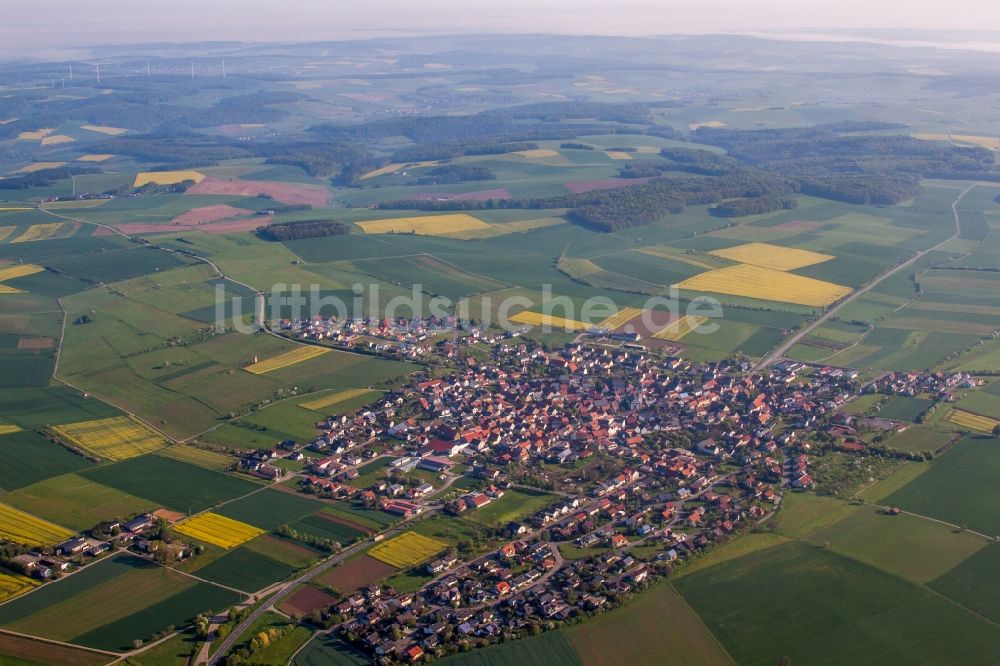 Kleinrinderfeld von oben - Dorf - Ansicht am Rande von Feldern in Kleinrinderfeld im Bundesland Bayern, Deutschland