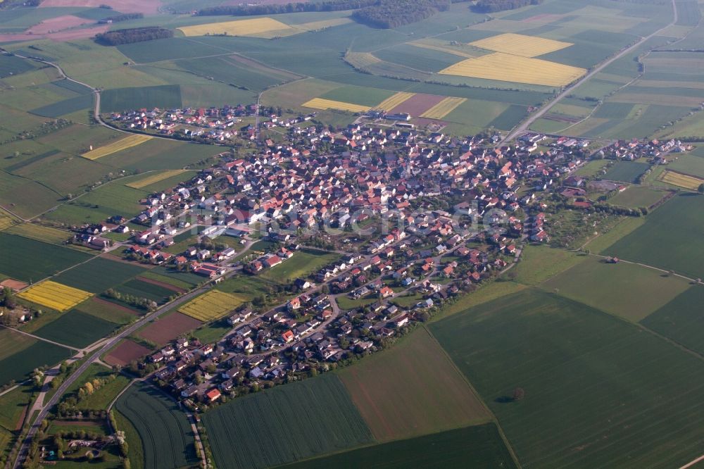 Kleinrinderfeld aus der Vogelperspektive: Dorf - Ansicht am Rande von Feldern in Kleinrinderfeld im Bundesland Bayern, Deutschland