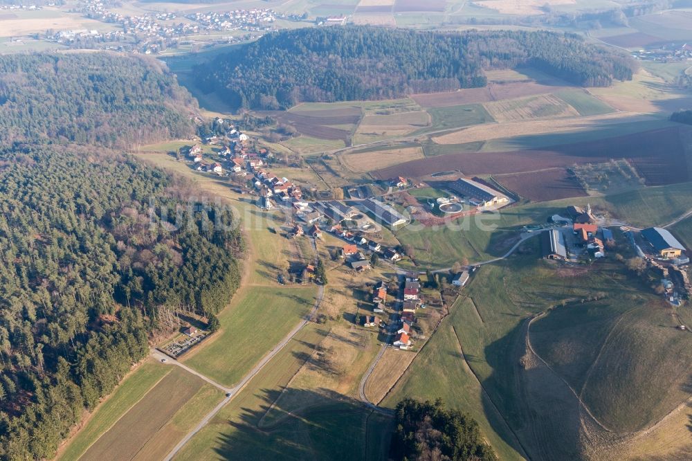 Kocherbach von oben - Dorf - Ansicht am Rande von Feldern in Kocherbach im Bundesland Hessen, Deutschland